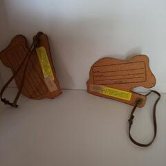 革で出来た、犬のねいぐるみ/カンガルーの革で出来たネームカードの画像