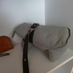 革で出来た、犬のねいぐるみ/カンガルーの革で出来たネームカードの画像