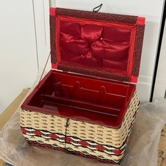 【昭和レトロ】【刺繍入り裁縫箱】【バスケット型】【収納付き】持ち手付きソーイングボックス／幅32cm×奥行22cm×高さ17.5cm／内トレイ付き／昭和ヴィンテージ／和洋裁道具入れ／収納インテリアにも／ナチュラルカラー／可愛い手芸箱の画像