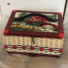【昭和レトロ】【刺繍入り裁縫箱】【バスケット型】【収納付き】持ち手付きソーイングボックス／幅32cm×奥行22cm×高さ17.5cm／内トレイ付き／昭和ヴィンテージ／和洋裁道具入れ／収納インテリアにも／ナチュラルカラー／可愛い手芸箱の画像
