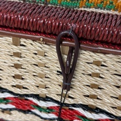 【昭和レトロ】【刺繍入り裁縫箱】【バスケット型】【収納付き】持ち手付きソーイングボックス／幅32cm×奥行22cm×高さ17.5cm／内トレイ付き／昭和ヴィンテージ／和洋裁道具入れ／収納インテリアにも／ナチュラルカラー／可愛い手芸箱の画像