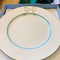 🔥🔥期間限定・特別特価品🔥🔥NARUMI 「フェシリータ」　リボン　ケーキドーム＆プレートセットの画像