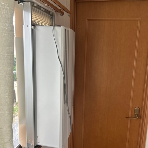窓枠設置のクーラー
