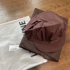 新品のエプロンと帽子の画像