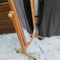 角度が変えられるキャスター付き姿見の画像