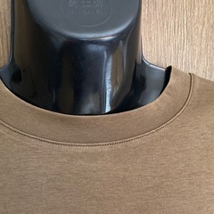 ユニクロ エアリズム  濃キャメルのTシャツの画像