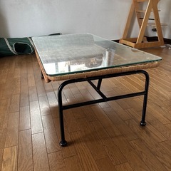 ガラステーブルの画像