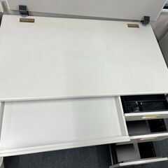 事務所　デスクの画像