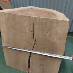 木材販売：原木と加工済み板材の画像
