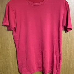 ユニクロ 赤Tシャツの画像