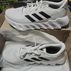 激安😭🔽🎁新品🅰️アデダス、スニカー、メッシュタイプ🔴👟27/5センチ➕️💲1500円の🚰防水スプレ❌完売❌の画像