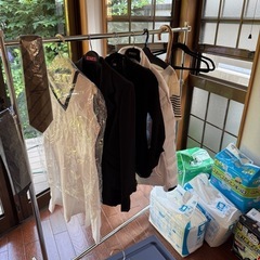 水筒、ブランド靴、服、収納ボックス多数、スーツケース小、工具、人毛カツラ、和服、布多数、生地多数、鏡台、ハンガーラック、新品ブランドネクタイ、新品オムツ多数、の画像