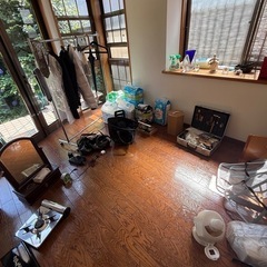 水筒、ブランド靴、服、収納ボックス多数、スーツケース小、工具、人毛カツラ、和服、布多数、生地多数、鏡台、ハンガーラック、新品ブランドネクタイ、新品オムツ多数、の画像