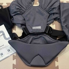 ネンネラテ　ベビーキャリア　抱っこひも　チャコールグレー　ベッドサポート付き
の画像