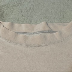 ノンブランド ロンT  はだいろ 
首によれ伸びありの画像