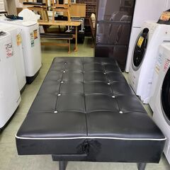 【リサイクルショップ ピカソ 小松原】🛋️**ブラック×ホワイトの洗練デザイン！レザー調リクライニングソファベッド（2〜3人掛け）**🛌✨★3675★の画像