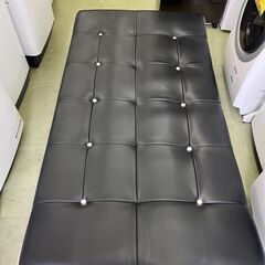 【リサイクルショップ ピカソ 小松原】🛋️**ブラック×ホワイトの洗練デザイン！レザー調リクライニングソファベッド（2〜3人掛け）**🛌✨★3675★の画像