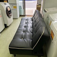 【リサイクルショップ ピカソ 小松原】🛋️**ブラック×ホワイトの洗練デザイン！レザー調リクライニングソファベッド（2〜3人掛け）**🛌✨★3675★の画像