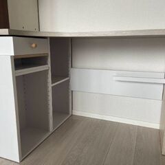 LOWYAのオシャレなホワイトデスクの画像