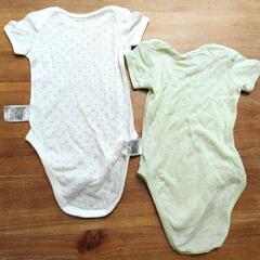 UNIQLO半袖ボディスーツ2枚セットの画像