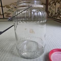 昭和レトロ/1970年代物】大瓶  持ち手付きガラス製品瓶 古い 大きいガラス容器 蓋付きガラス容器の画像