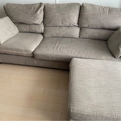グレーのカウチソファ＋フットレスト＋クッション2個の画像