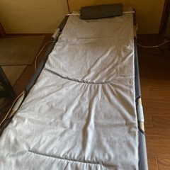 折りたたみベッド敷きパッとと枕付きの画像