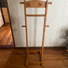 木製ハンガーラックの画像