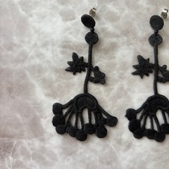 刺繍ピアスの画像