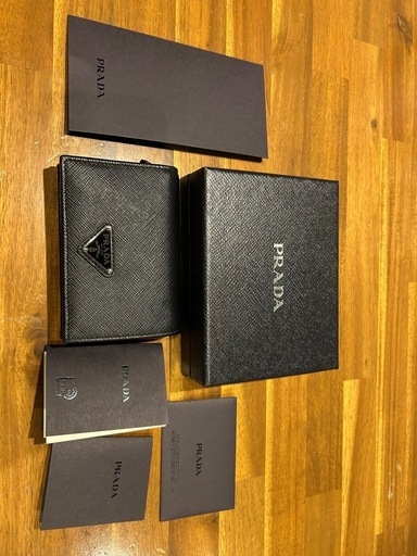 定価8万　PRADA サフィアーノレザー 二つ折り財布
