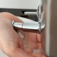 ステンレス 壁付け ソープディスペンサー 縦型 1000mlの画像