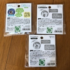 クレヨンしんちゃんアクリルステッカー2個 蓄光ステッカー１個の画像