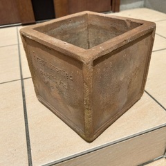 植木鉢　陶器　ほぼ立方体 1辺約19センチの画像