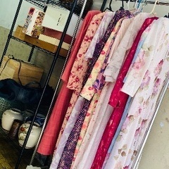 今日も開催⭐️婦人服１枚100円〜無料バッグ、家具多数！