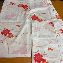 丈120㎝くらいの浴衣　白生地の赤い花　kidsの画像