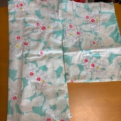 kids　丈140㎝くらいの浴衣　水色っぽい生地　白い花模様の画像