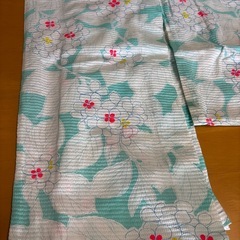 kids　丈140㎝くらいの浴衣　水色っぽい生地　白い花模様の画像