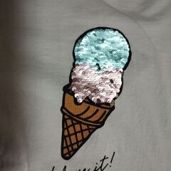 GU スパンコールTシャツの画像