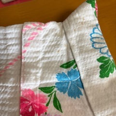 丈83㎝くらいのkids浴衣　白生地のいろいろな色のお花の画像