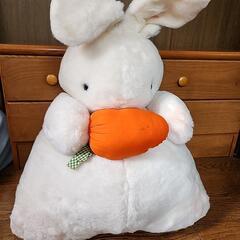 大きなウサギのぬいぐるみ