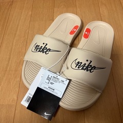 新品未使用（タグ付き）NIKE ベナッシ 23㎝