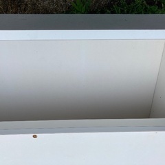 2段式の白色のタンスの画像