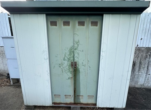 交渉中　物置　中型　メンテナス必要。