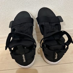 Reebok サンダルの画像