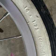 女の子　自転車　補助輪　ヘルメット　プロテクター付きの画像
