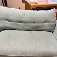 【全体的に汚れあり】【お取引中】ニトリ2人掛けソファの画像