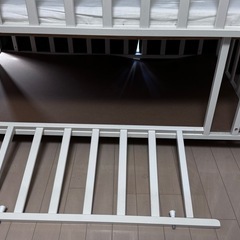 【週末セール！】まだまだ使える白のベビーベッド！の画像