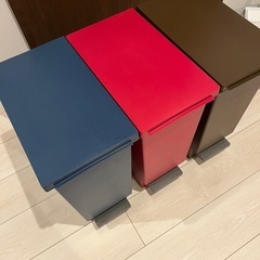 【ニトリ】3色分別ペダル式ゴミ箱セット（20L×3・ブルー/レッド/ブラウン）の画像