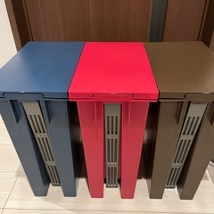 【ニトリ】3色分別ペダル式ゴミ箱セット（20L×3・ブルー/レッド/ブラウン）の画像