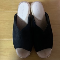 黒サンダルの画像